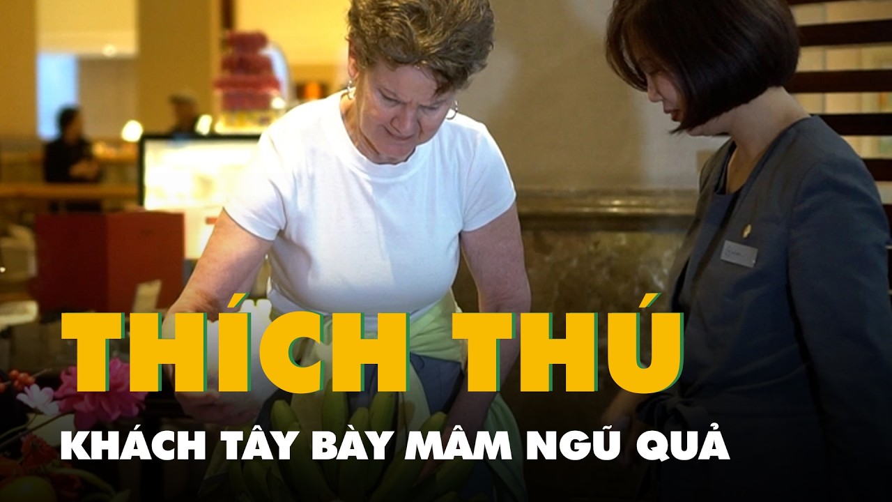 Khách Tây thích thú lần đầu được bày mâm ngũ quả, lên chùa cúng Tết Việt
