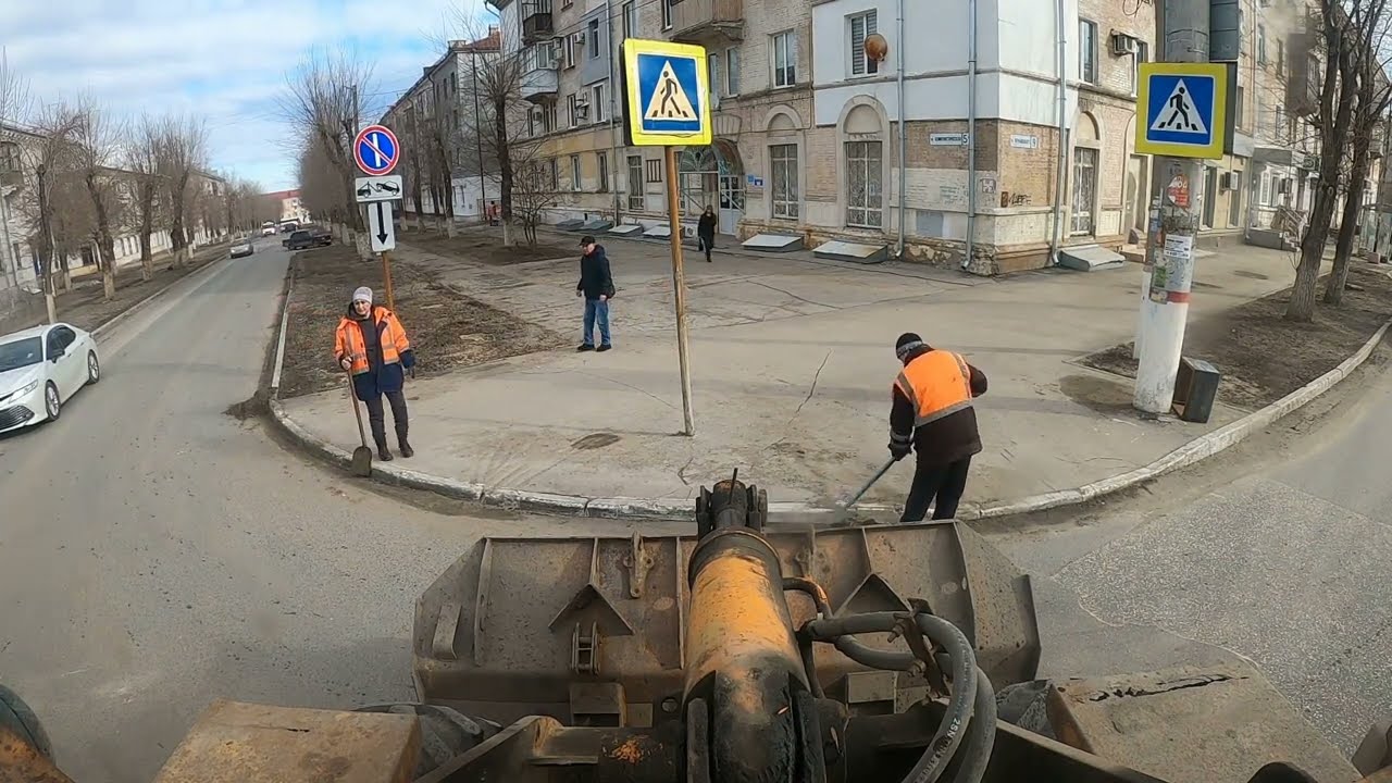 Вернулся на старую работу. Работаю на большом погрузчике. Чистим город.