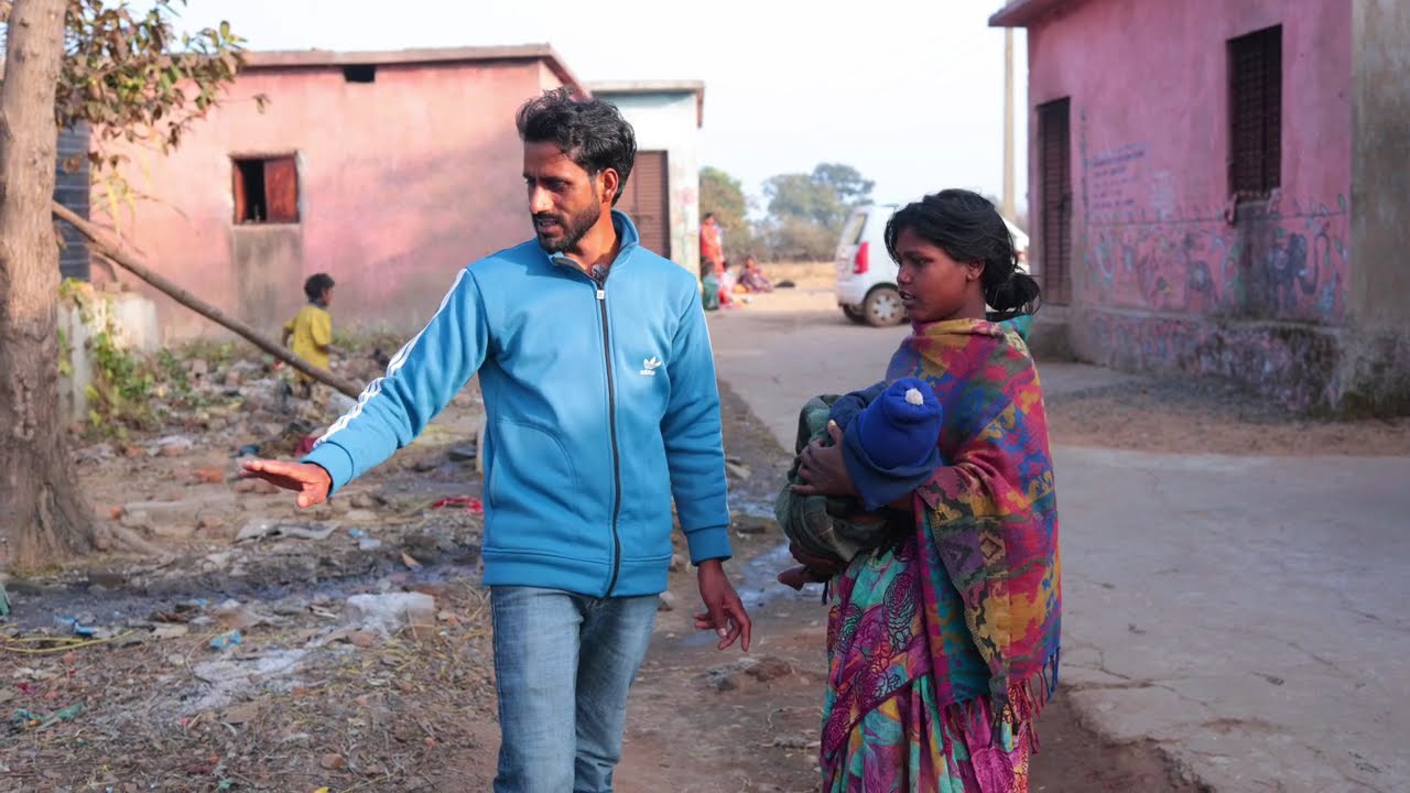 ग़रीबी के चलते बच्चे को कूड़ा कचरा के सामने सुला देती थी धुप आता था इसलिए 😭