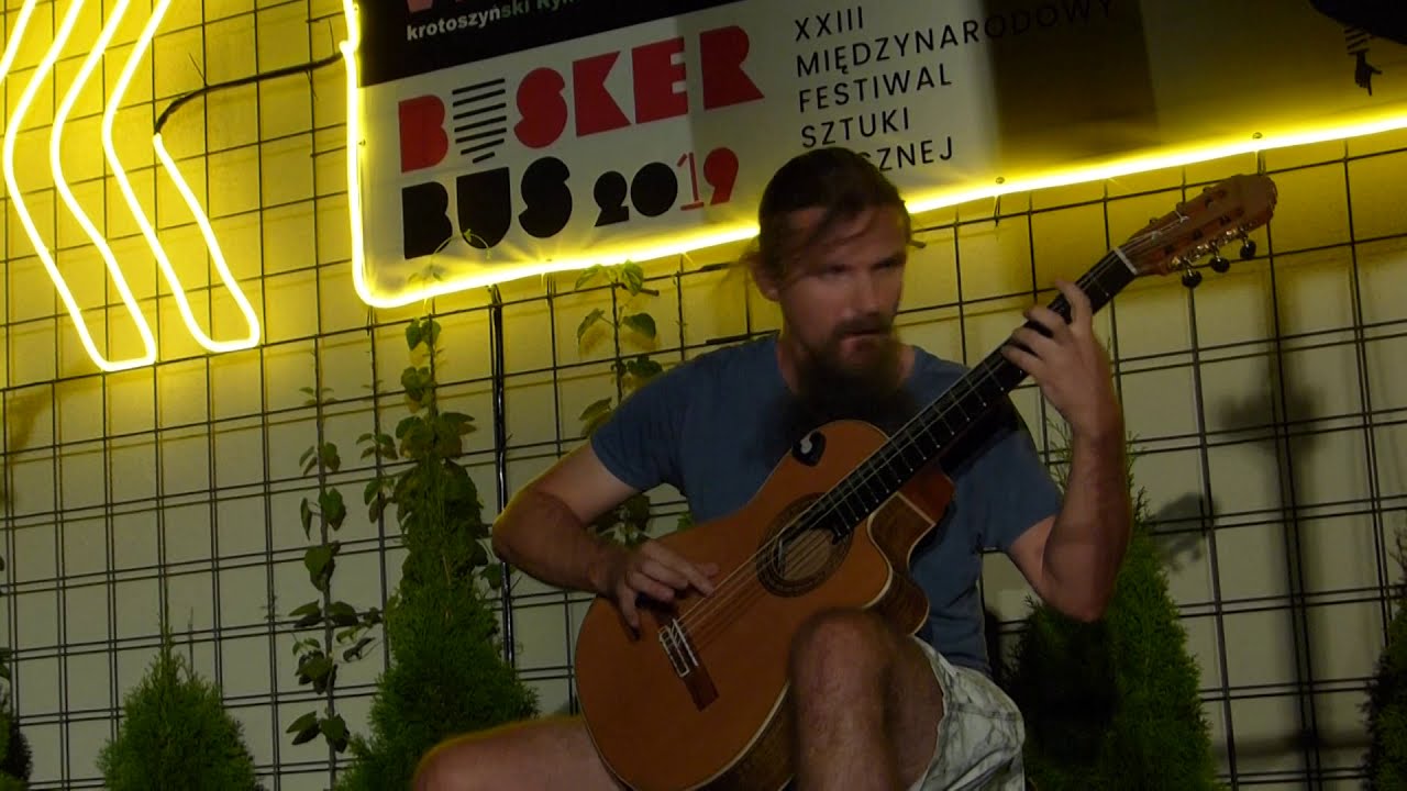 BuskerBus 2019: Gitarzysta Mariusz Goli na Kabarecie BuskerBus w Krotoszynie