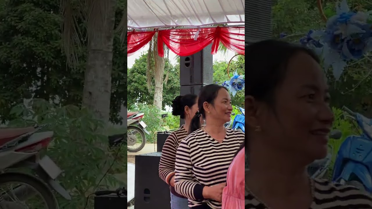 Ca sĩ bưng thum 