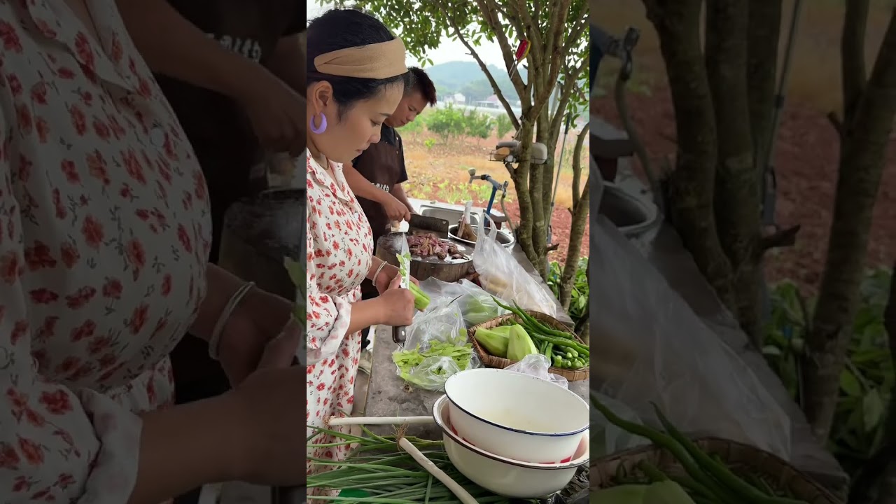 这段时间真的太辛苦夏叔叔他们一家了，今天特意带上土鸭子去给他们做一顿饭，来看看大家的评价吧！#我的乡村生活 #美食 #优质农产品