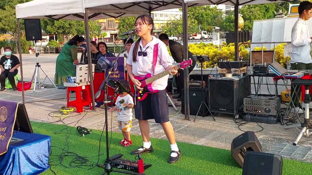 I Hate Myself น้องเพชร#PettyRock โชว์สโล่ว์กีต้าร์ในชุดนักเรียน ที่งานผลิตภัณฑ์อาชีวะ ลานคนเมือง
