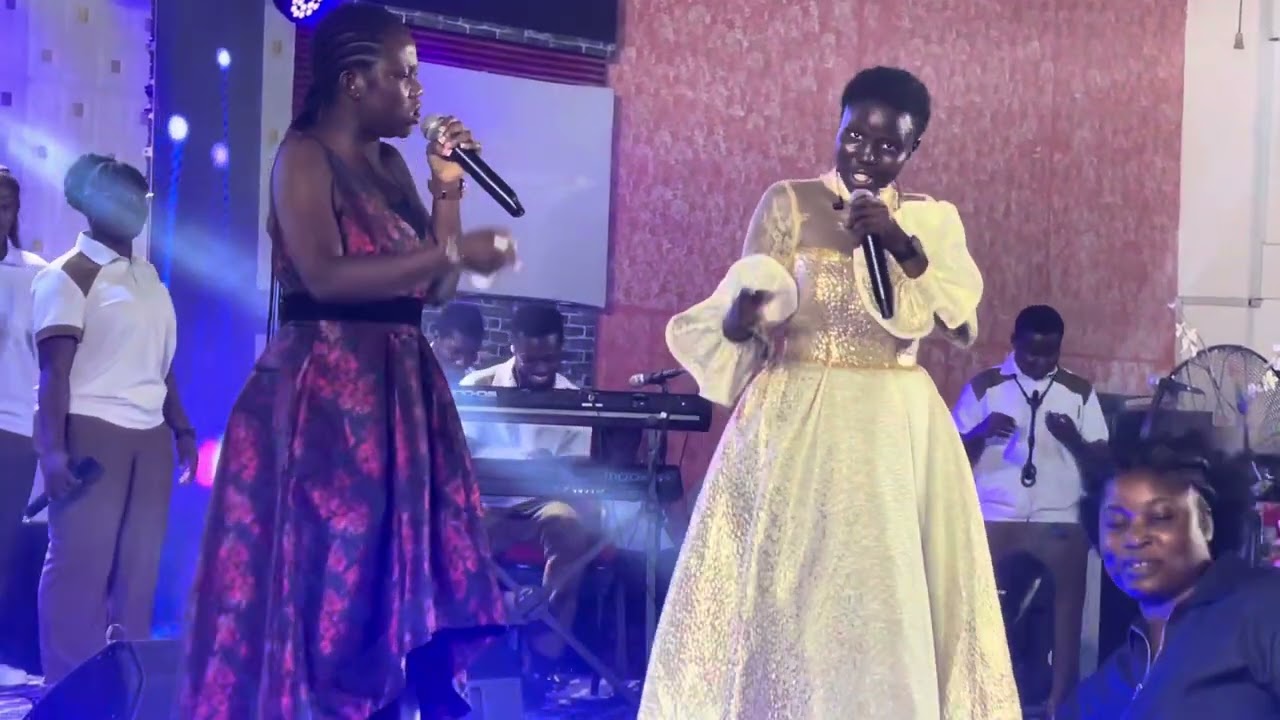 Wow 🤩 Odehyieba Priscilla Surprises Davelyn Boatemaa’s With a Powerful Worship At her Program 