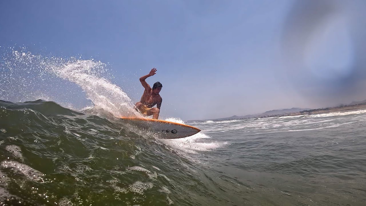 Pro surfers rompiendo en Punta Hermosa
