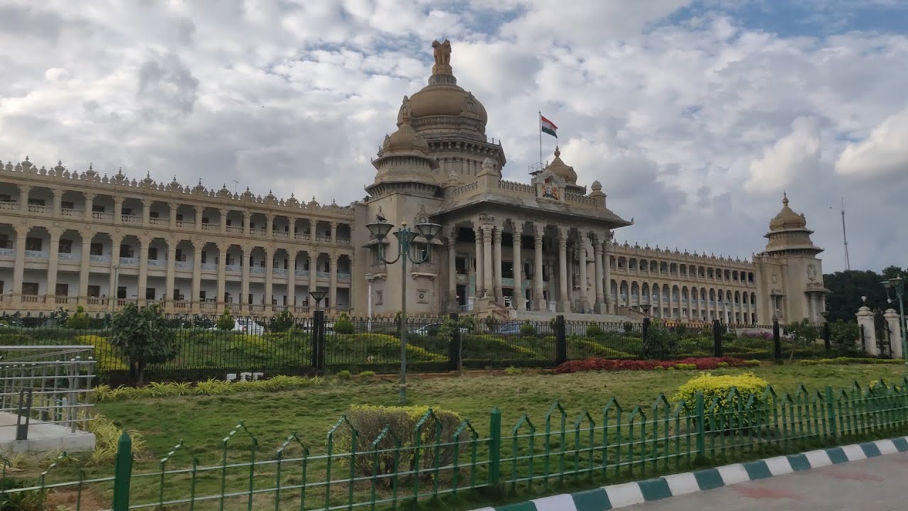 Vidhana Soudha on a clear day | Vidhana Soudha | Lone Walker Bengaluru [4K] ASMR | Sept 2021