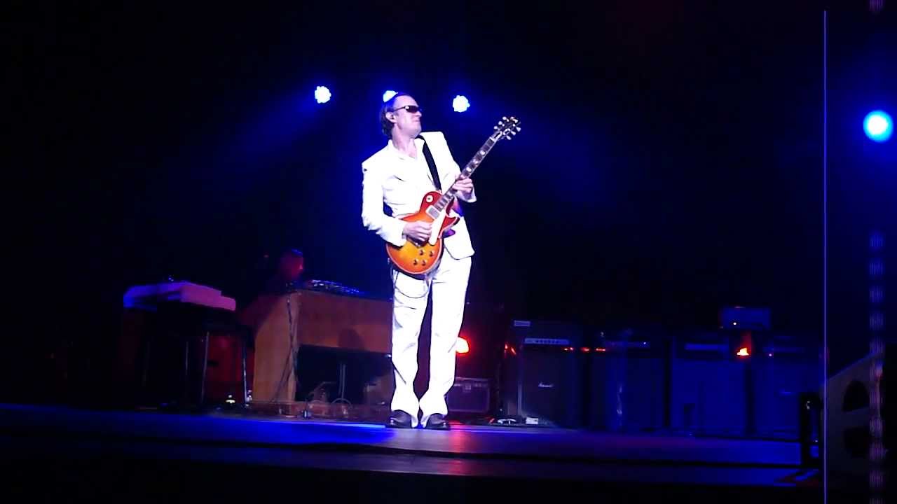 Amazing rendition of Joe Bonamassa Sloe Gin live at the Keller Bonatube2013