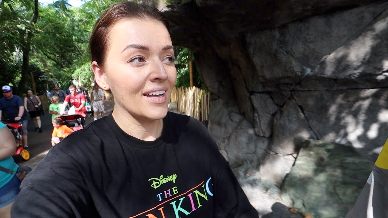 Naar Disney en we DOEN EEN BOD OP EEN HUIS! | Vloggloss 2766