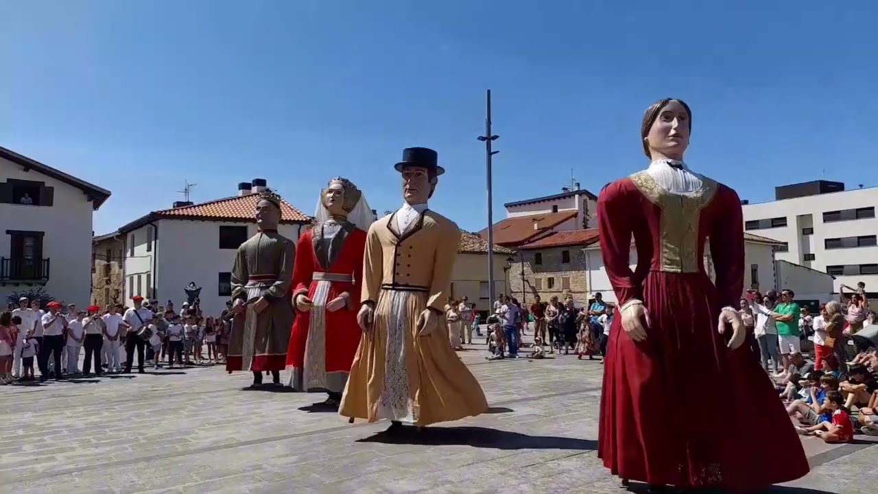 Agoitzeko erraldoi txikien 2024ko topaketa/Concentración de gigantes txikis en aoiz 2024