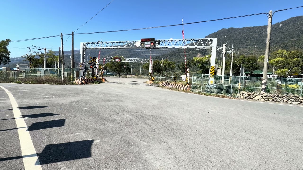 5305次TEMU2000加班車普悠瑪經過台東海端鄉1號德高里平交道
