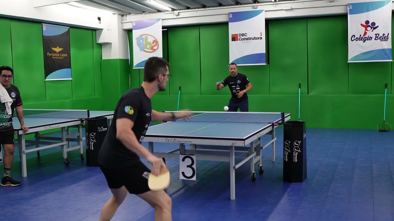 THIAGO MONTEIRO MESATENISTA OLIMPICO BRASILEIRO BATENDO BOLA TÊNIS DE MESA