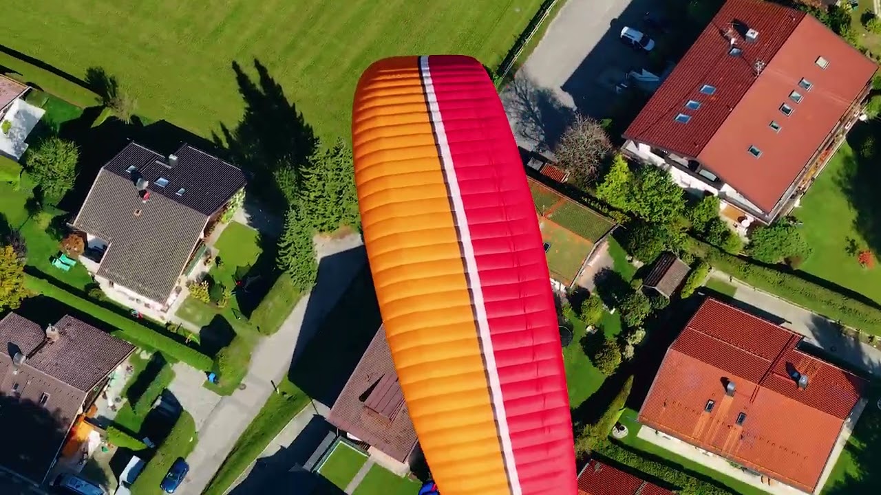 Himmelgetümmel am Wallberg - Gleitschirmflieger aus der Teleobjektivperspektive