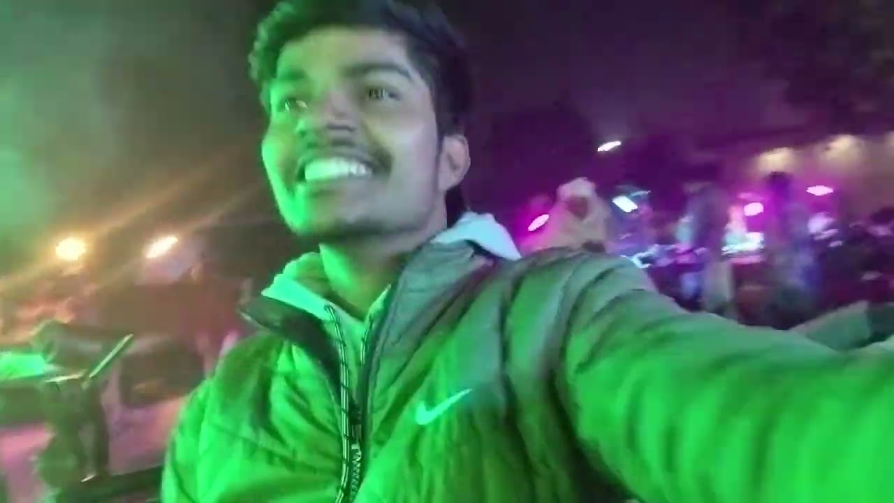 Aaj Mandi mai takkar chlri hai,kon sabse phle sabji bech kar ghar jayega.