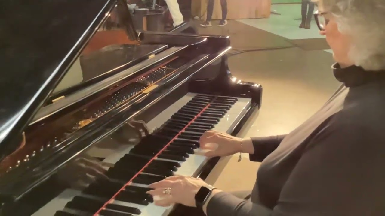 Linda Autry and Piano come to life!!!