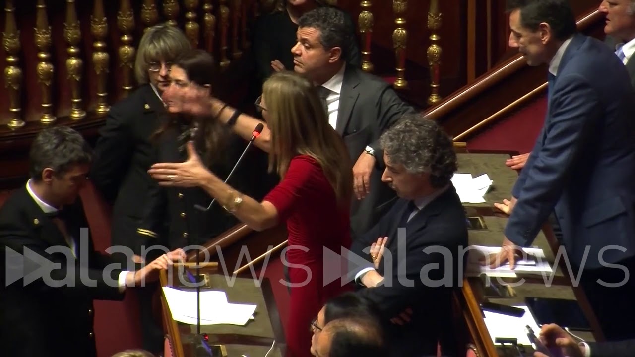 Manovra, caos in aula: Pd protesta e seduta viene sospesa