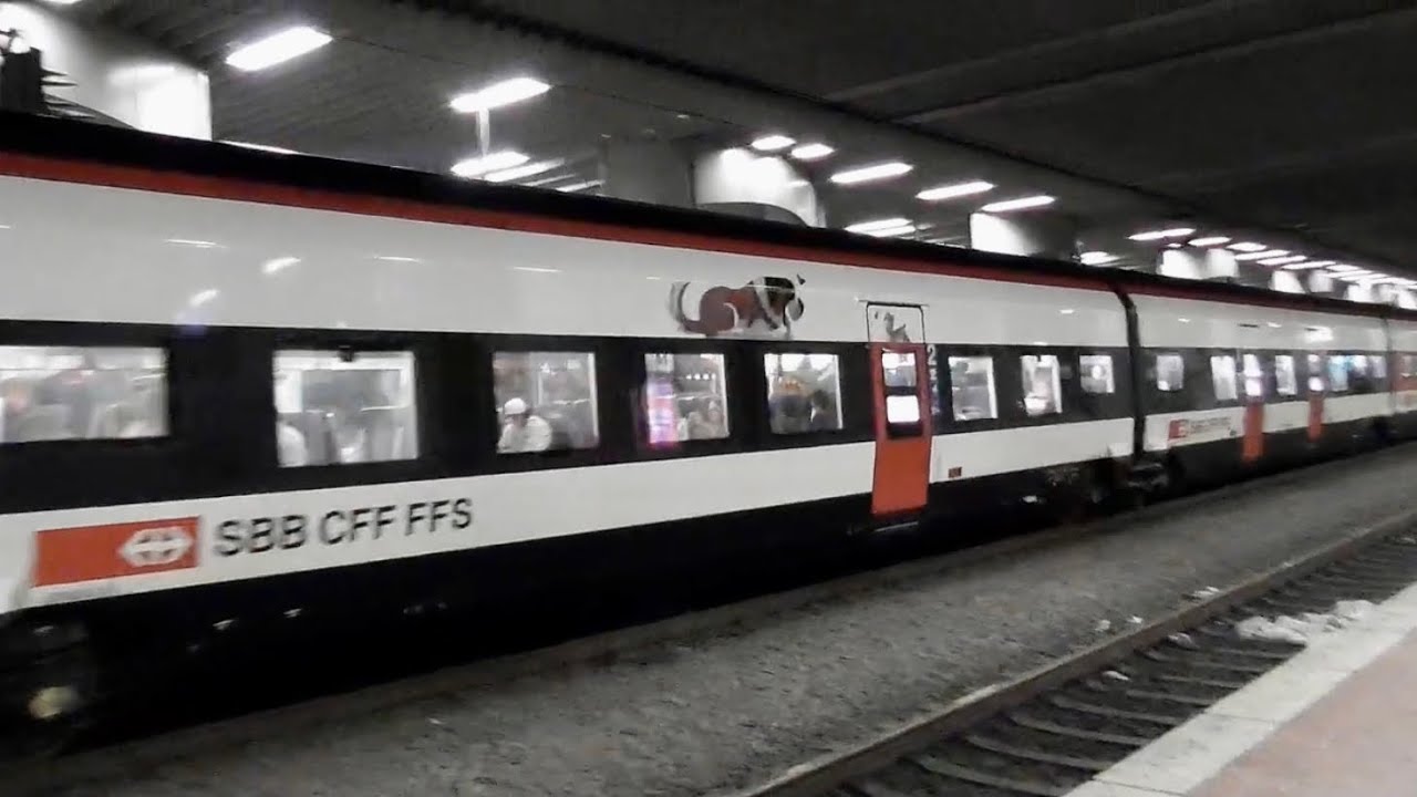 Euro City Express (ECE) Giruno , an+ab Abends im Bahnhof Kassel - Wilhelmshöhe