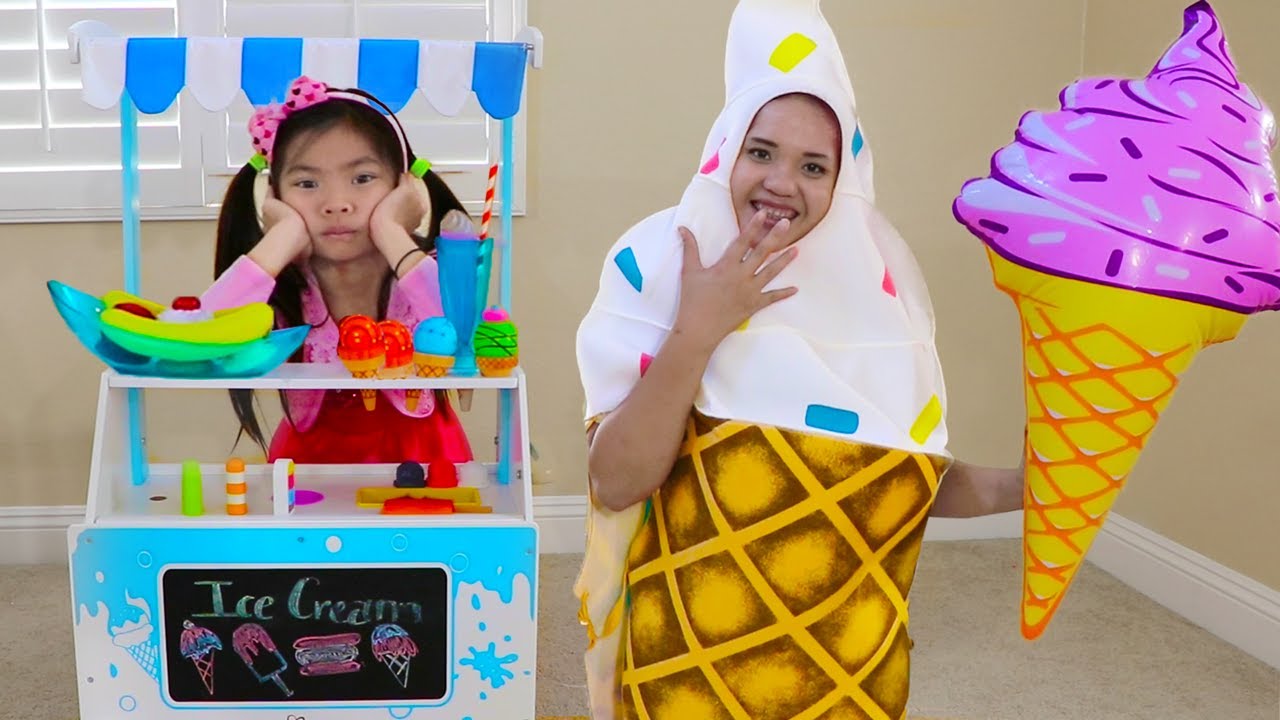 Emma y Tia Rose Juegan a la Tienda de Helados |Pretend Play con Carrito de Helados de Juguete