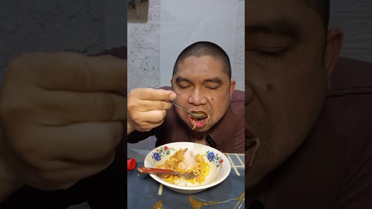 Mukbang mie dan fried chicken