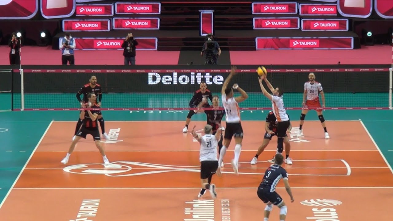 Benjamin Toniutti setting at the Polish Cup Finals 2023