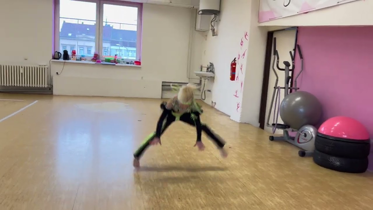 LANDY dance company - Emma Launová
