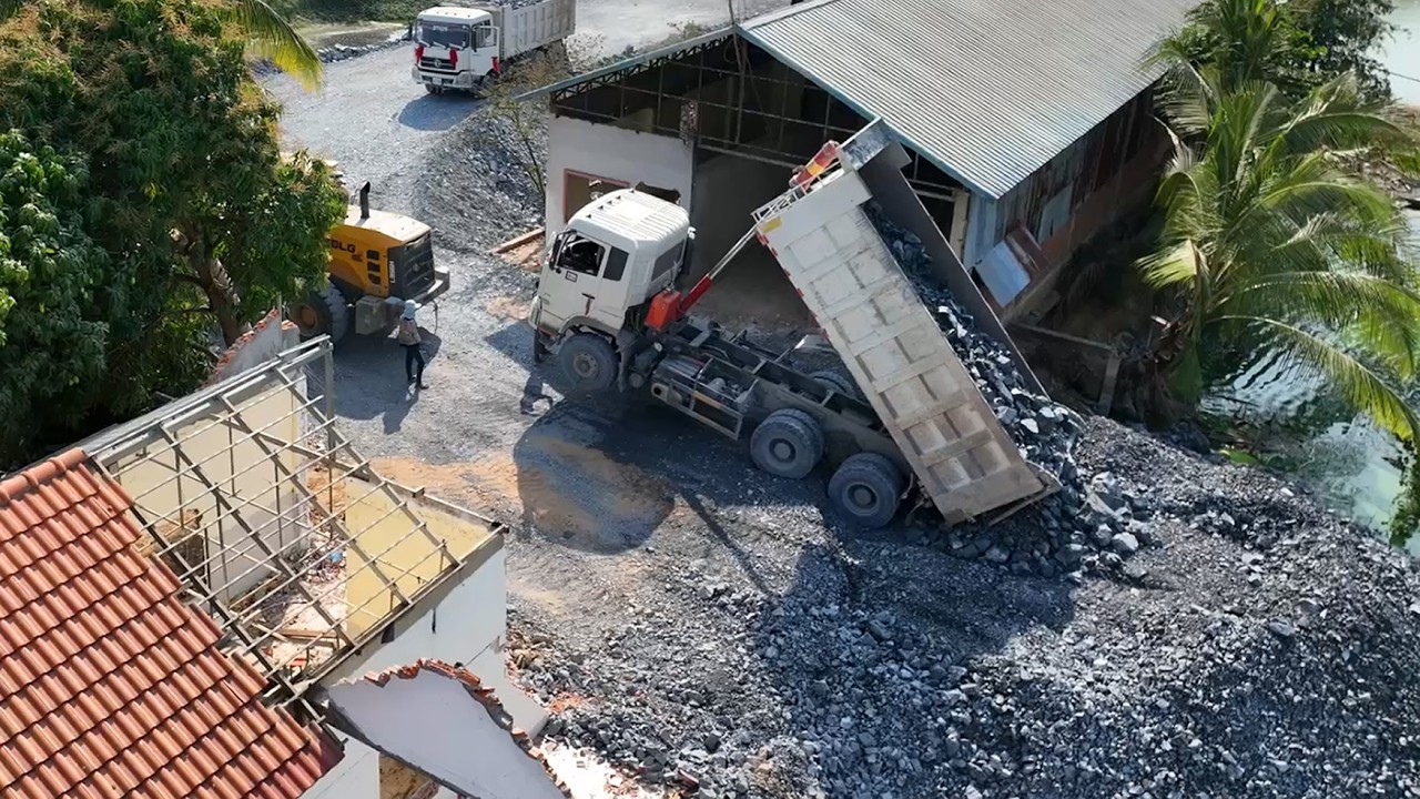 Interesting!!Wheeloader Pushing Stone Into Mud With Dump Trucks 10 Wheel Unloading Stone