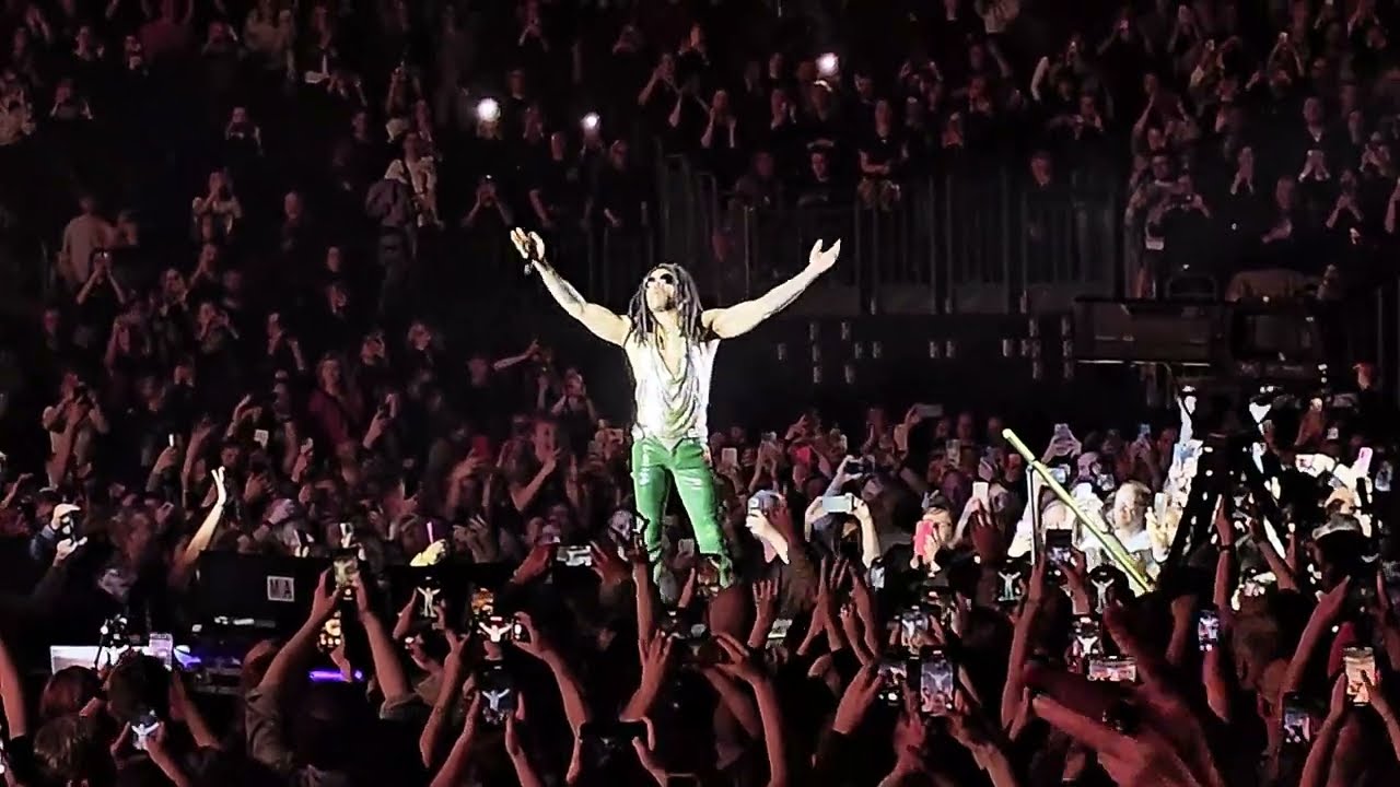 Lenny Kravitz Bad in der Menge - Let Love Rule - Blue Electric Light Tour 2025 - Berlin