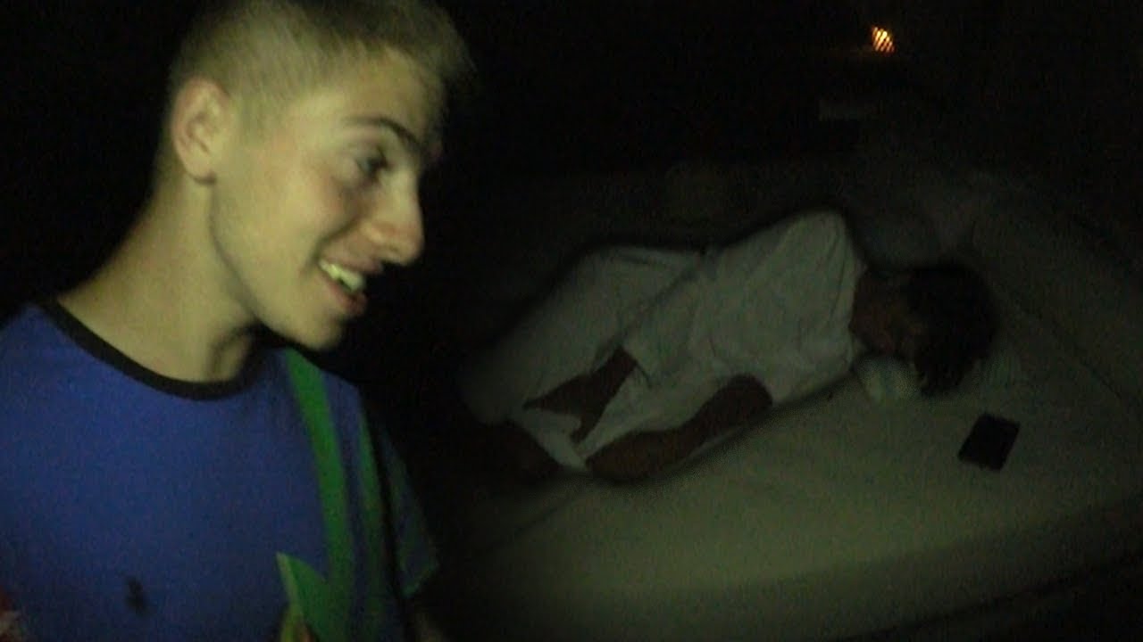 Inoxtag s'endort dehors, on cherche une cachette pour le Cache-Cache dans la Villa #4