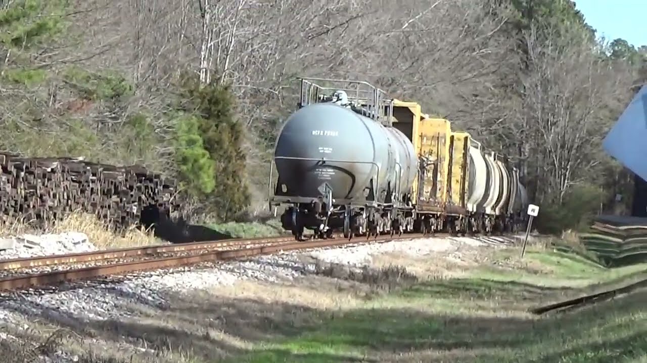 CSX M 692 30 manifest by Troy 12 31 25 ES44AH ES40DC lead