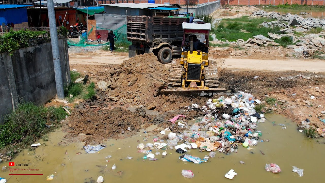 The Best New Active Expert Dozer Medium komats'u Push Drop Soil Rock In Water Made Road With Trucks