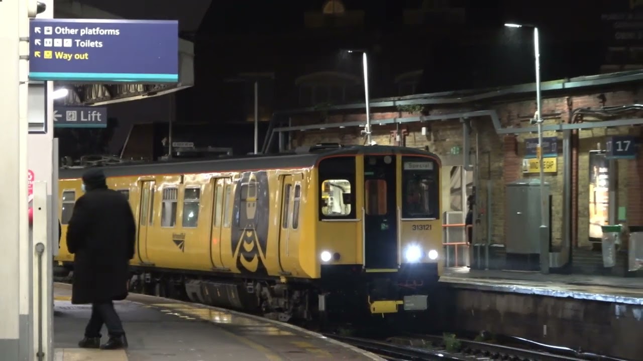 Network Rail 313121 at Clapham Junction