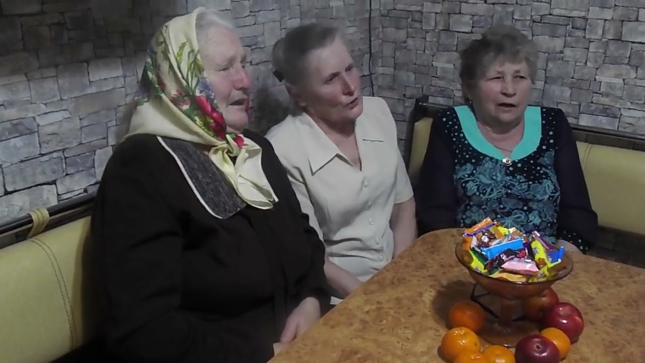 На зеленом ковре