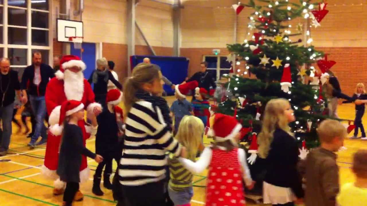 På loftet sidder nissen til julearrangementet 29. november 2013