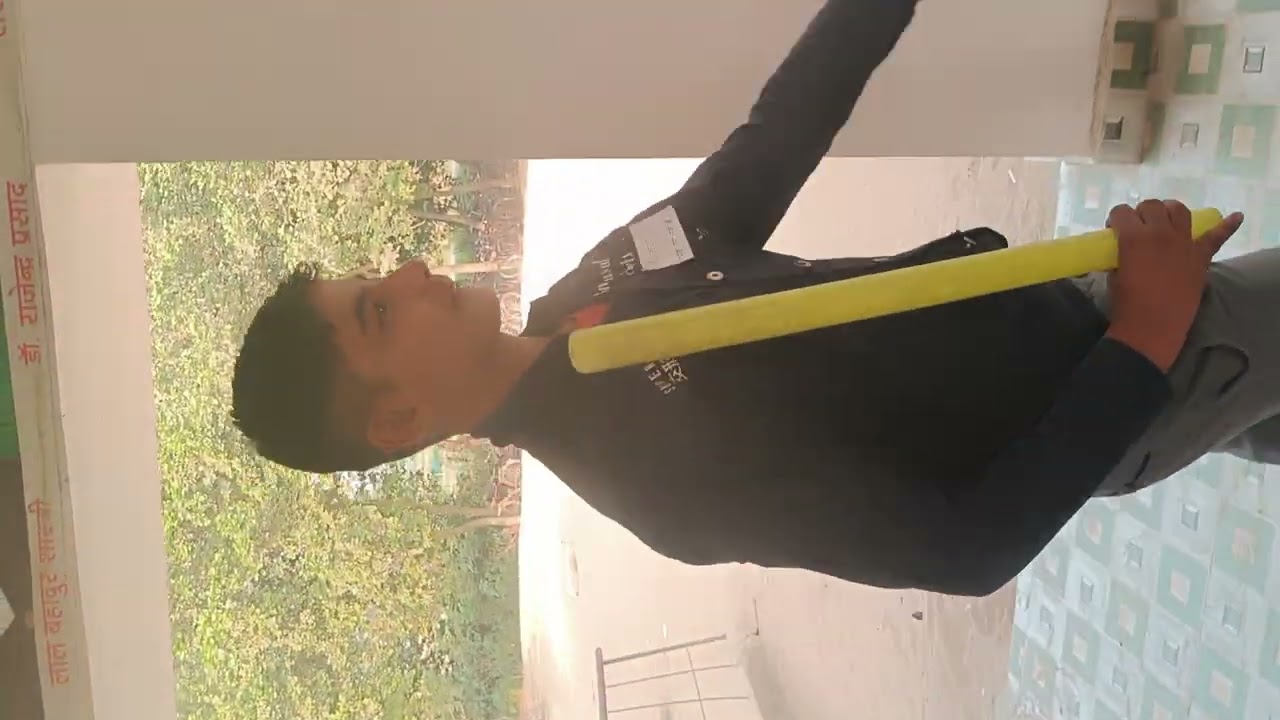चुनाव के बाद मतदान पेटिका जमा करते बच्चे 