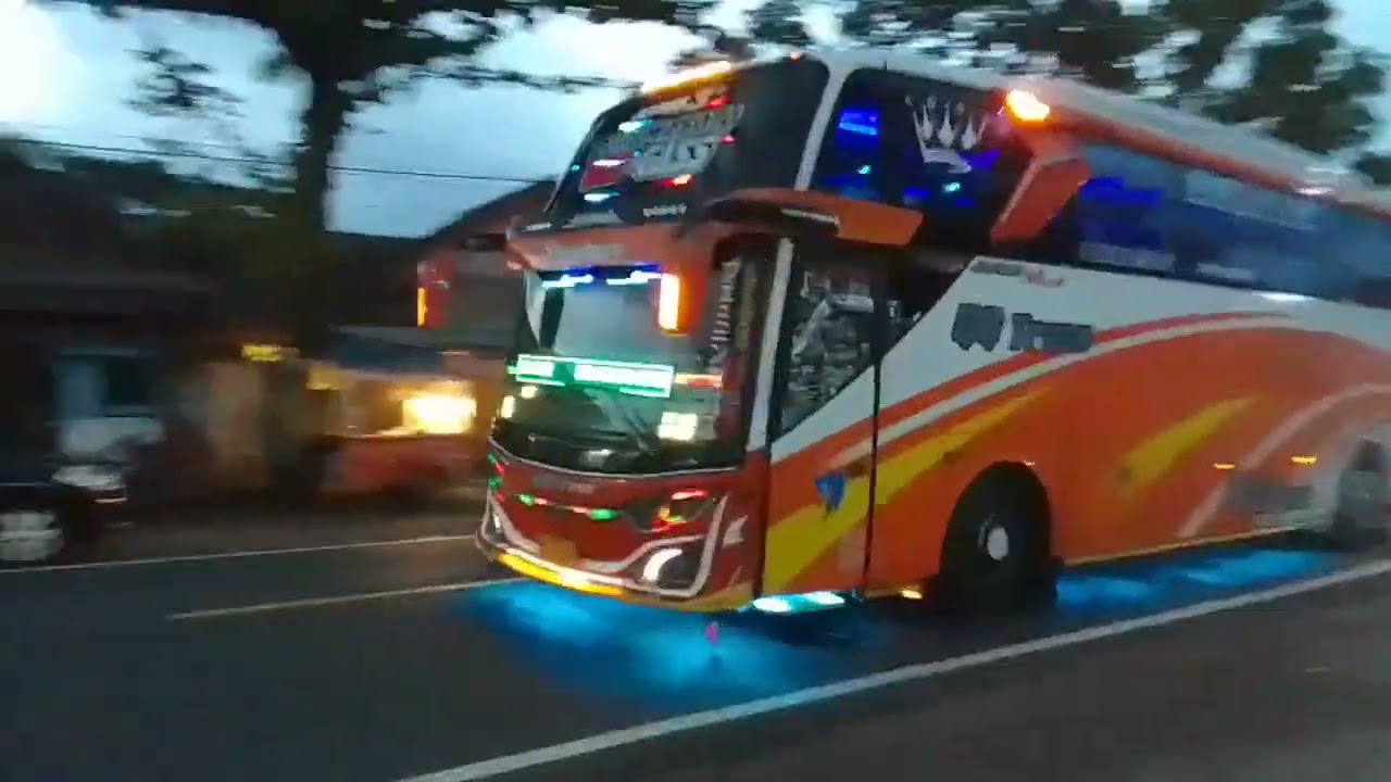 kumpulan bus telolet basuri di garasi sumber jaya ciamis part 1 #busmania #teloletbasuri #fyp