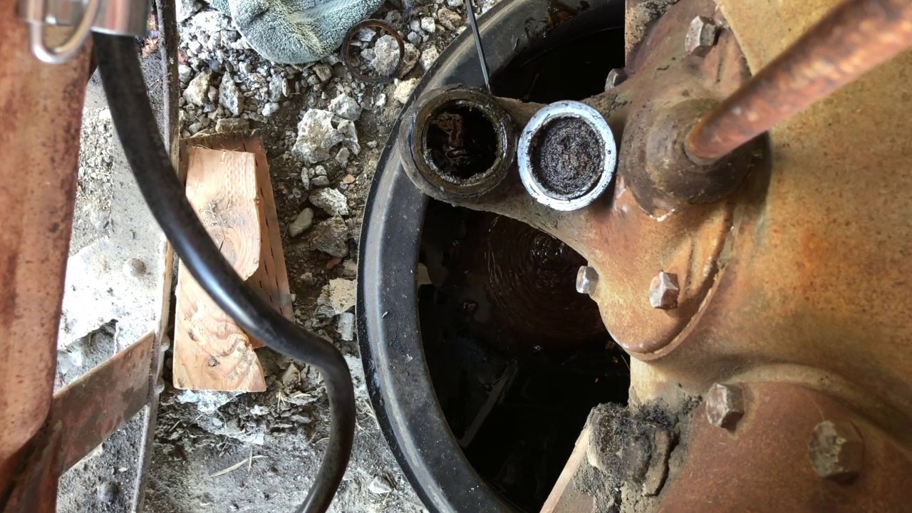 1924 Fordson F Tractor - Changing the gear oil (rust-oration #20)