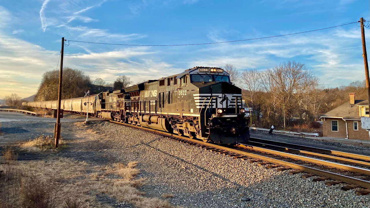 NS ET44 Leads a Manifest at Emsworth, PA