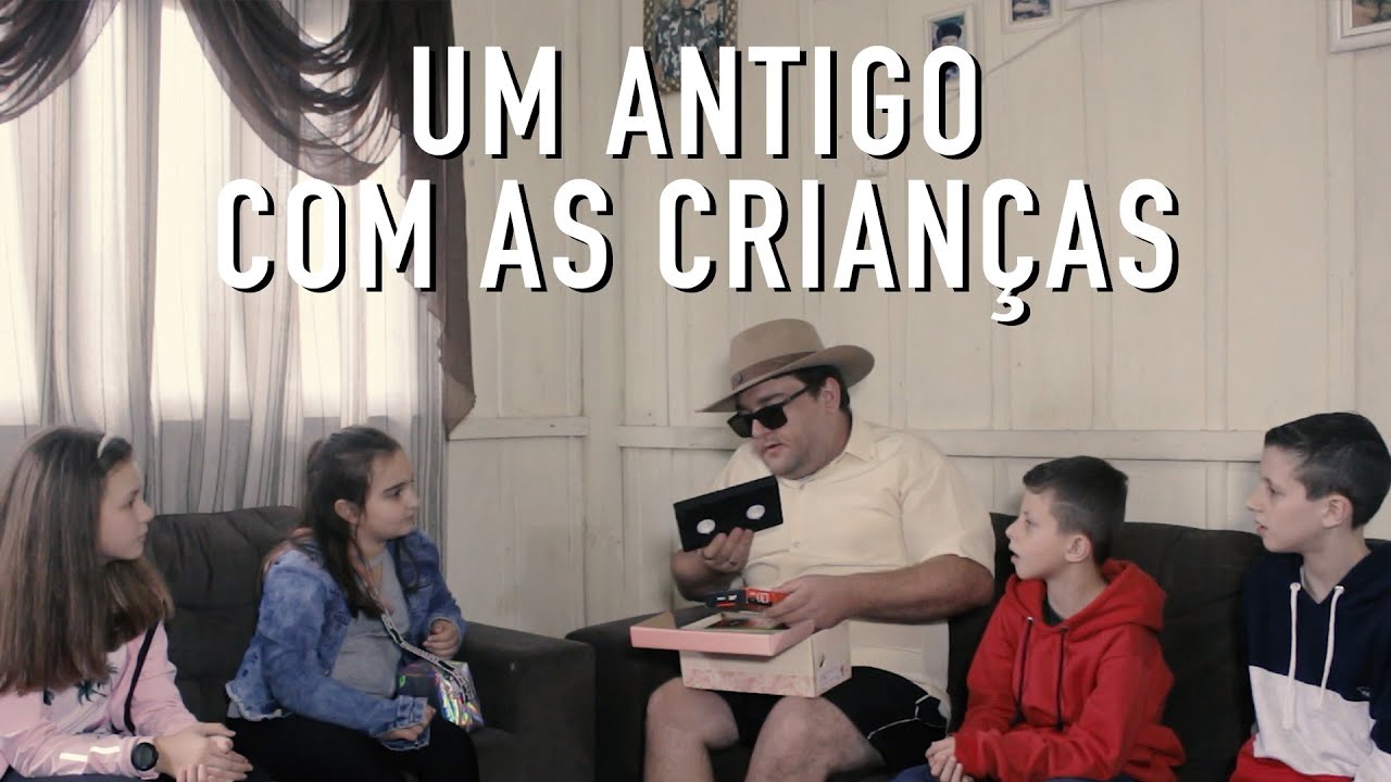 UM ANTIGO COM AS CRIANÇAS