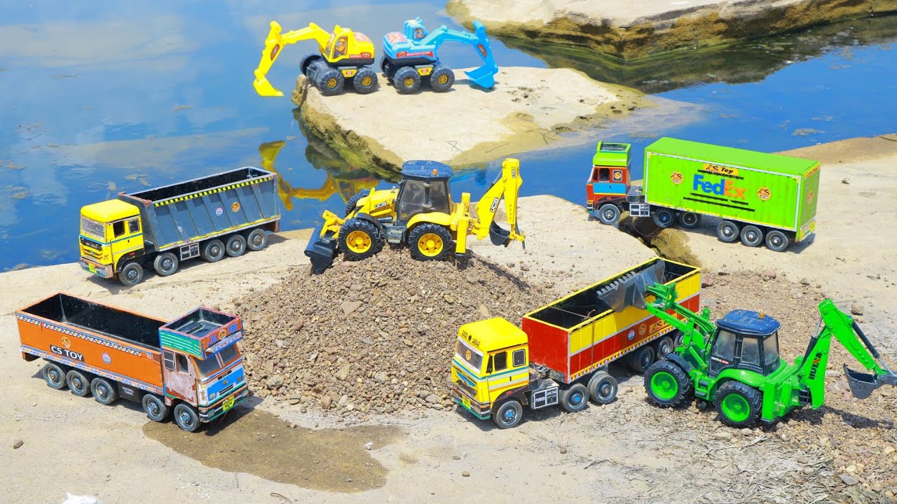 Детские игрушки: мультяшный экскаватор JCB, загружающий речной песок, самосвал, тянущий мощный кр...