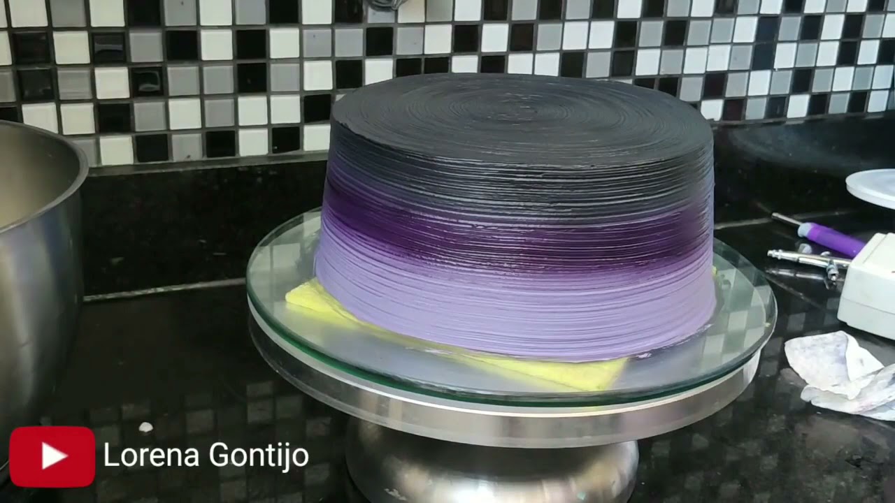 DECORAÇÃO DE BOLO EM PRETO, ROXO E DOURADO