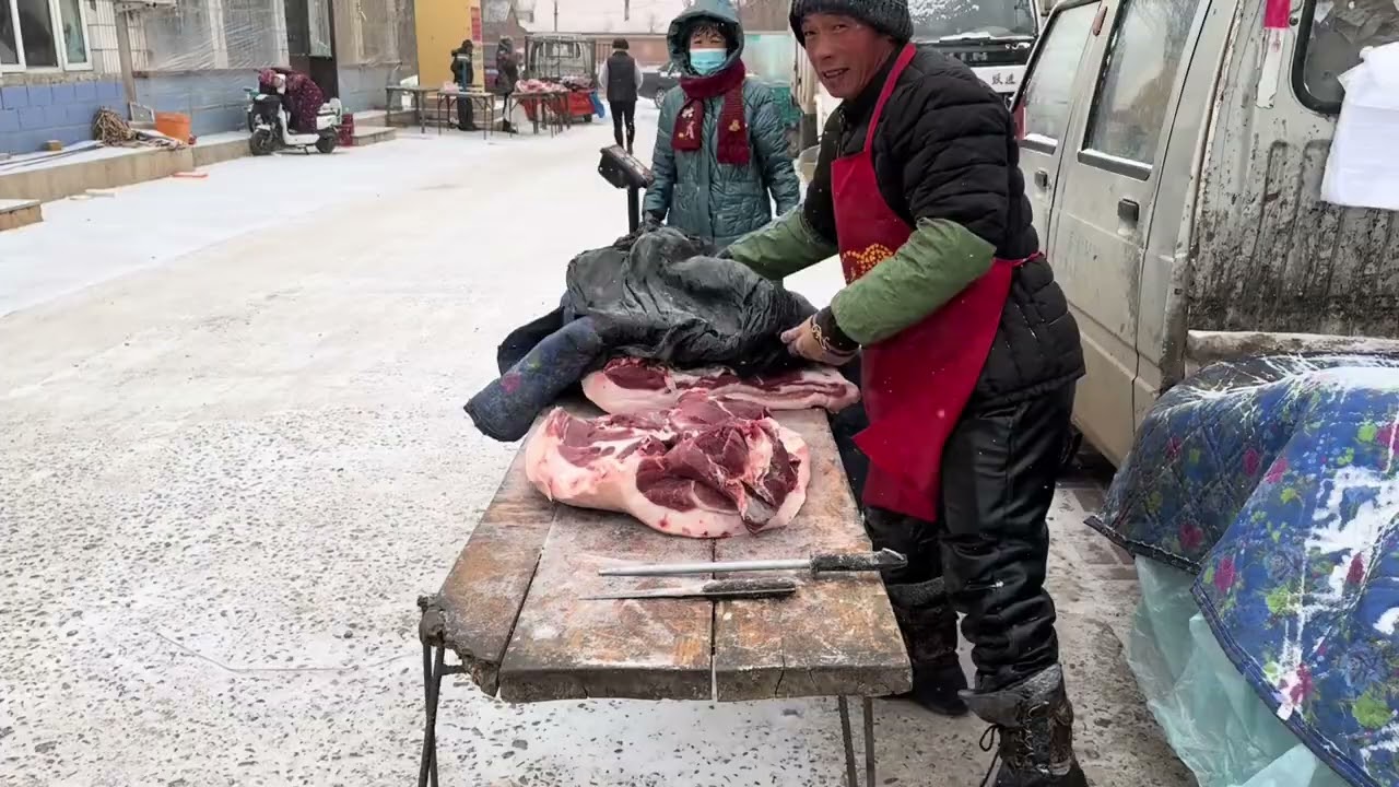 今天下雪了，老孟猪大减价，带排骨十元一斤，竟然卖不动，咋回事#赶集 #早市 #赶集日 #赶年集 #集市 #赶大集 #赶集喽 #赶集了 #黑猪肉