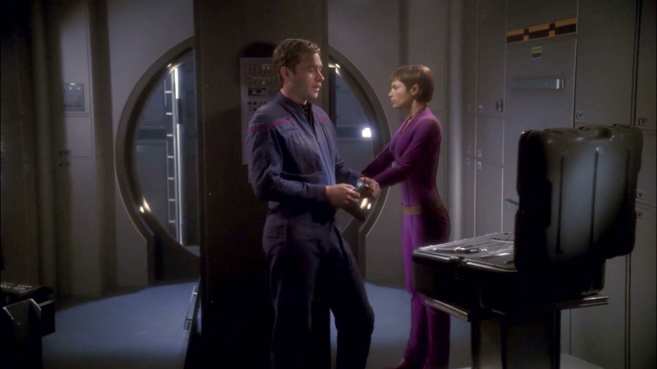 Trip and T'pol have a lovers spat