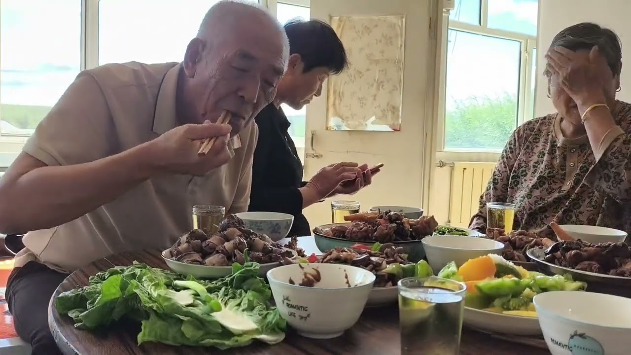 新杀的小鸡，血肠，炒肥肠，炒腰子喝白加啤美美哒。