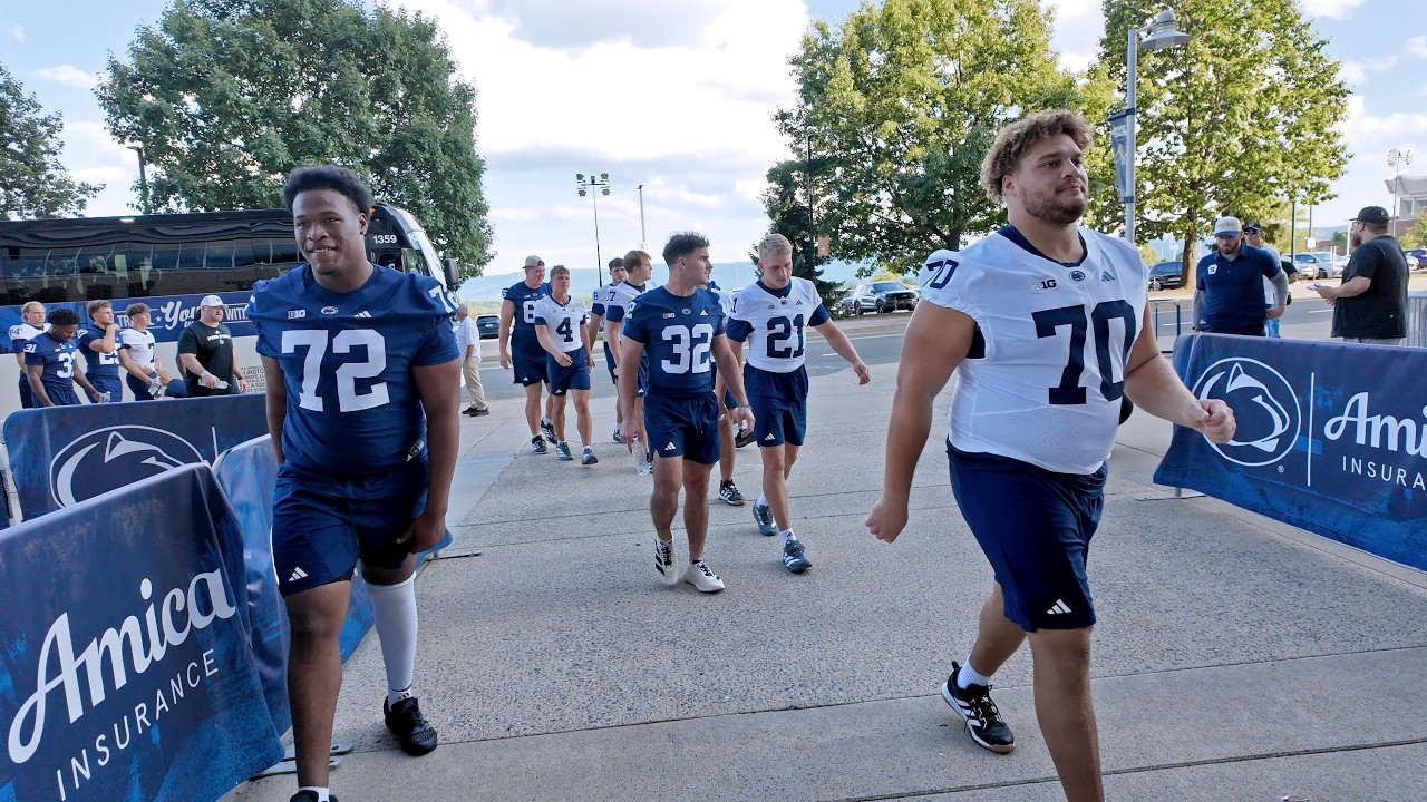 Прибытие команды Penn State в день победы: дебют формы Adidas на стадионе Beaver Stadium