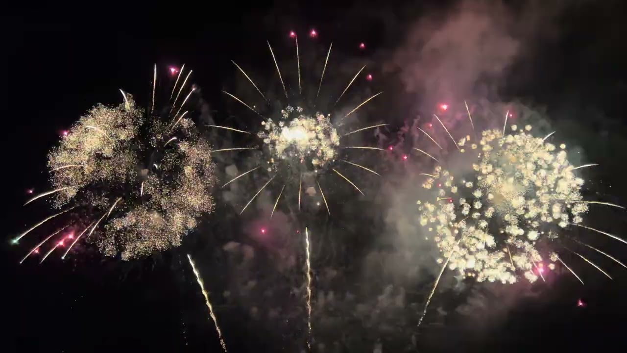 Salerno 2025 spettacolo pirotecnico notturno eseguito dalla ditta DI MATTEO FIREWORKS