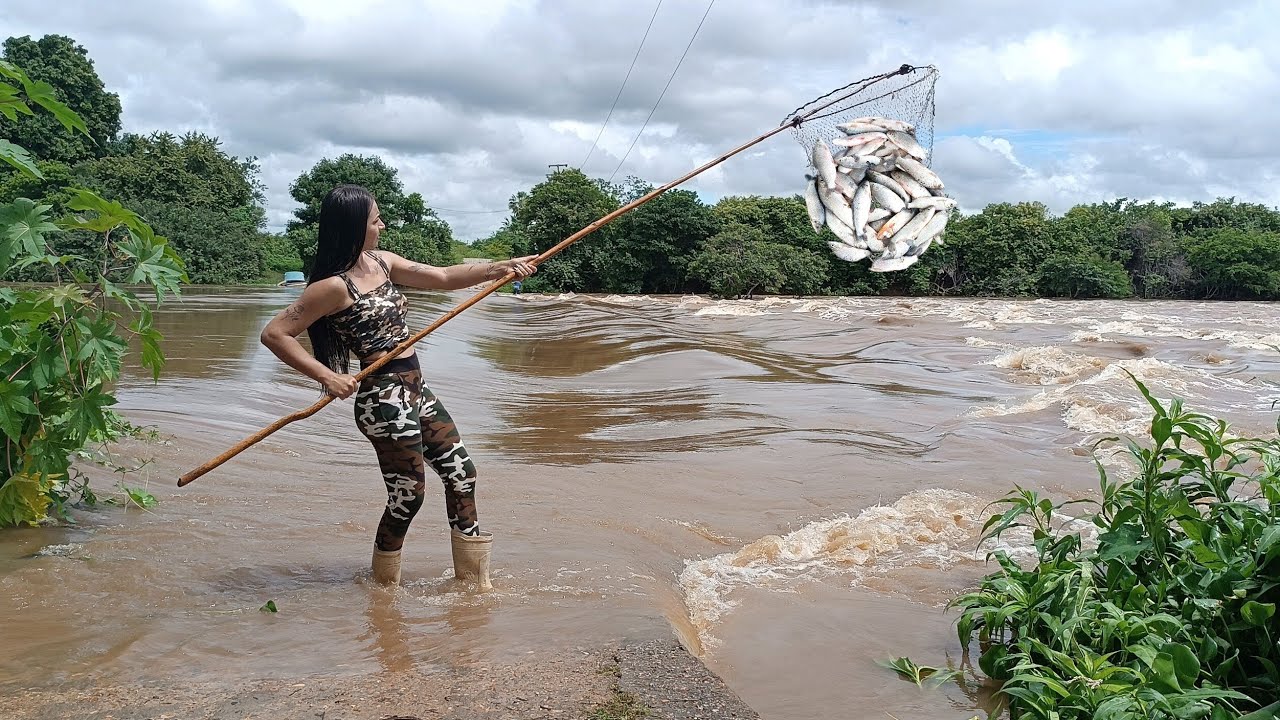 ENCHENTE NO RIO DESCE COM FATURA DE PEIXE ,INUNDA ESTRADAS,E ABRE CRATERAS.