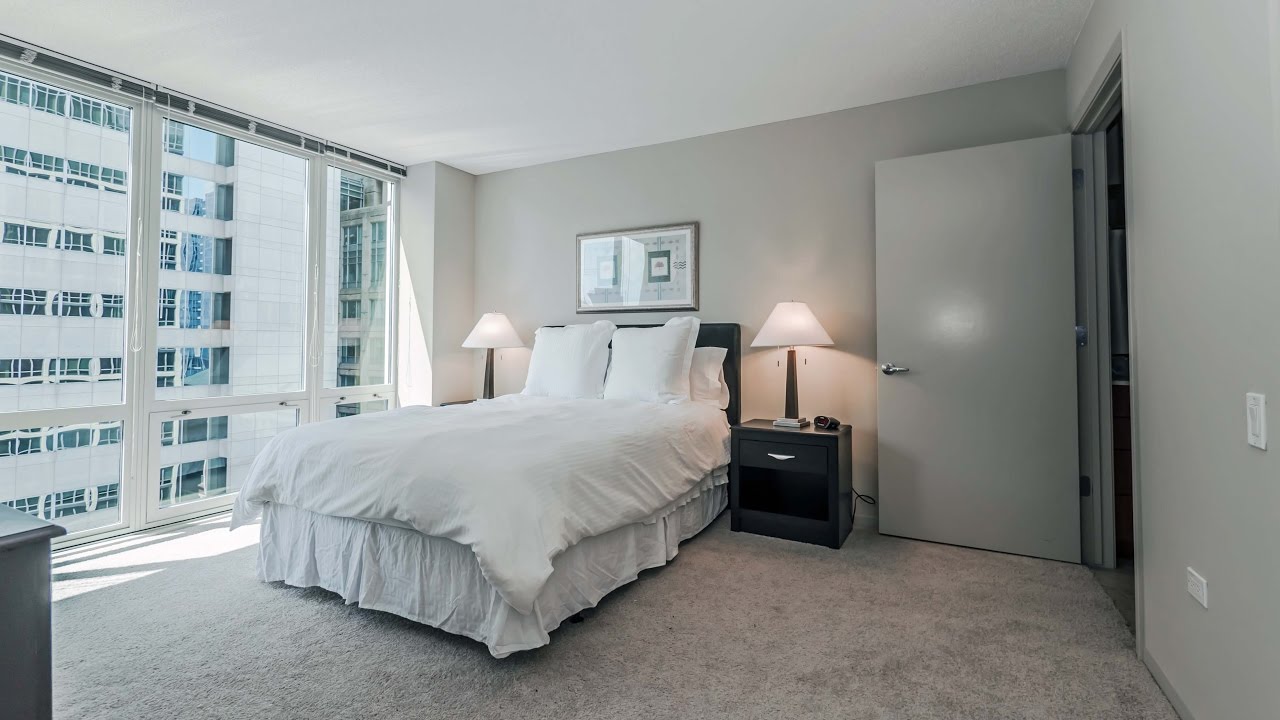 Tour a Suite Home Chicago Studio in the Loop!