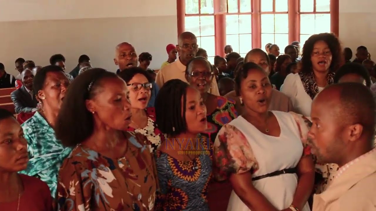 KWAYA YA WINJILISTI LUSHOTO SIKU YA KUSTAAFU DEAN KANJU   WAKITIKI SIKU HIYO
