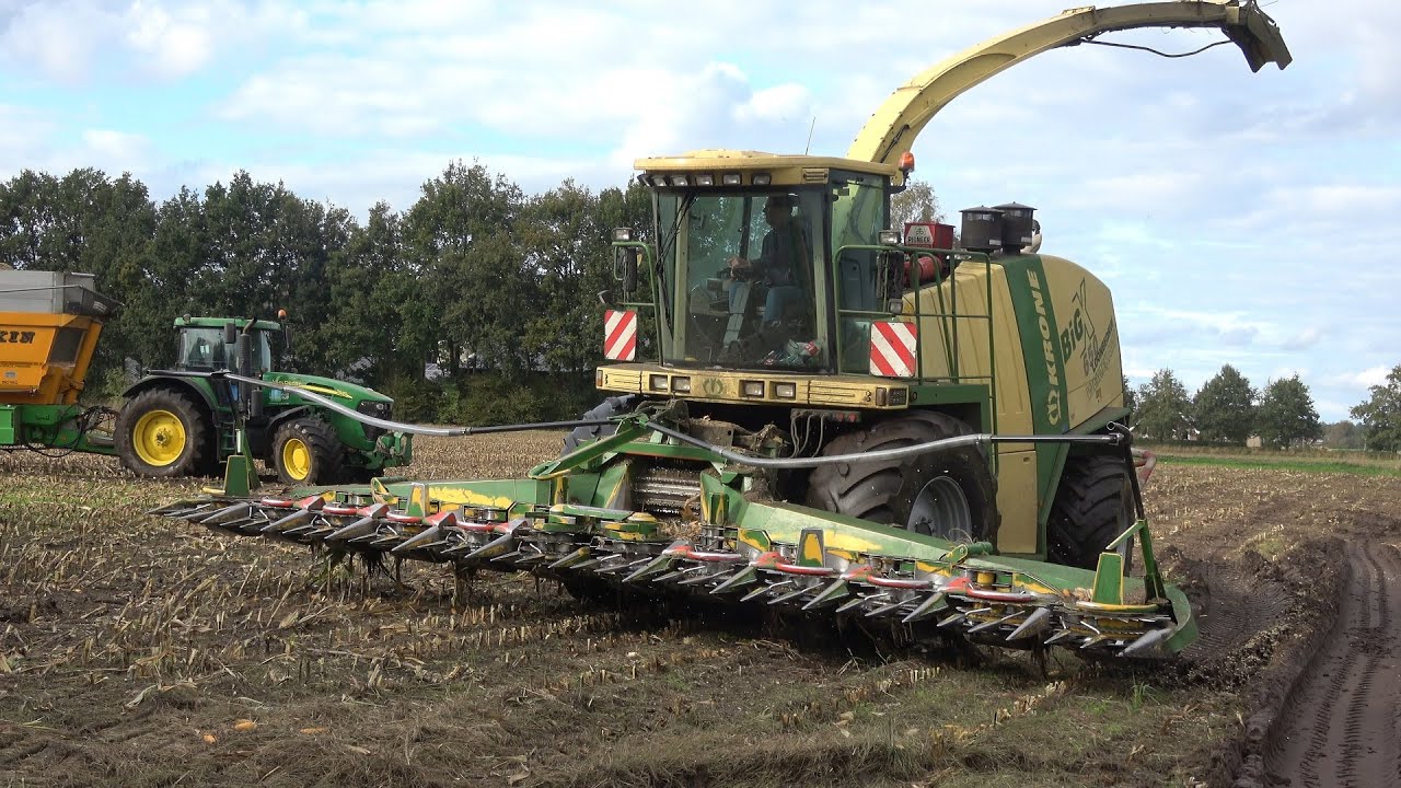 2 velden mais hakselen door loonbedrijf Wemekamp met Krone BigX 650 en 3 John Deere trekkers (2020)