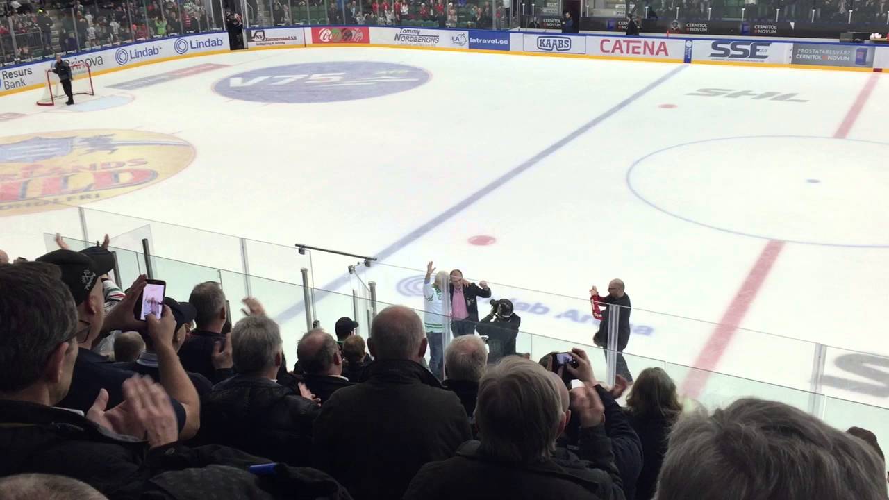 Hasse Andersson hyllas i Lindab Arena