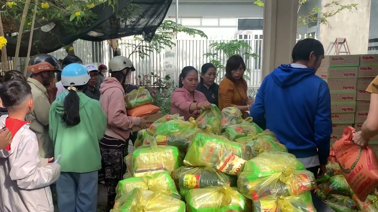 Phát quà cho bà con đón tết  ! 